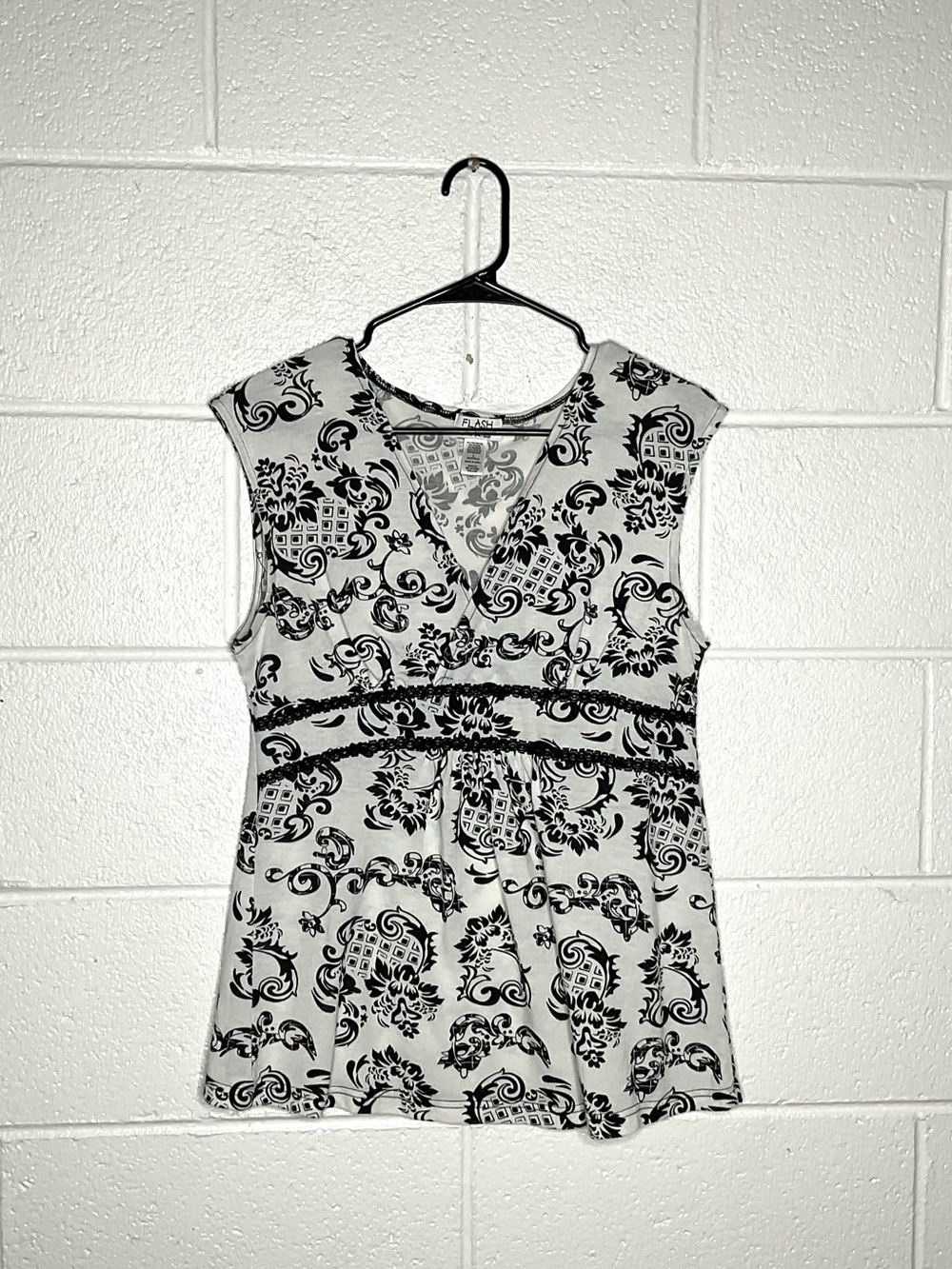 < Vintage Y2K “Flash” Baroque Floral Pattern Sleeveless Top Size Large >